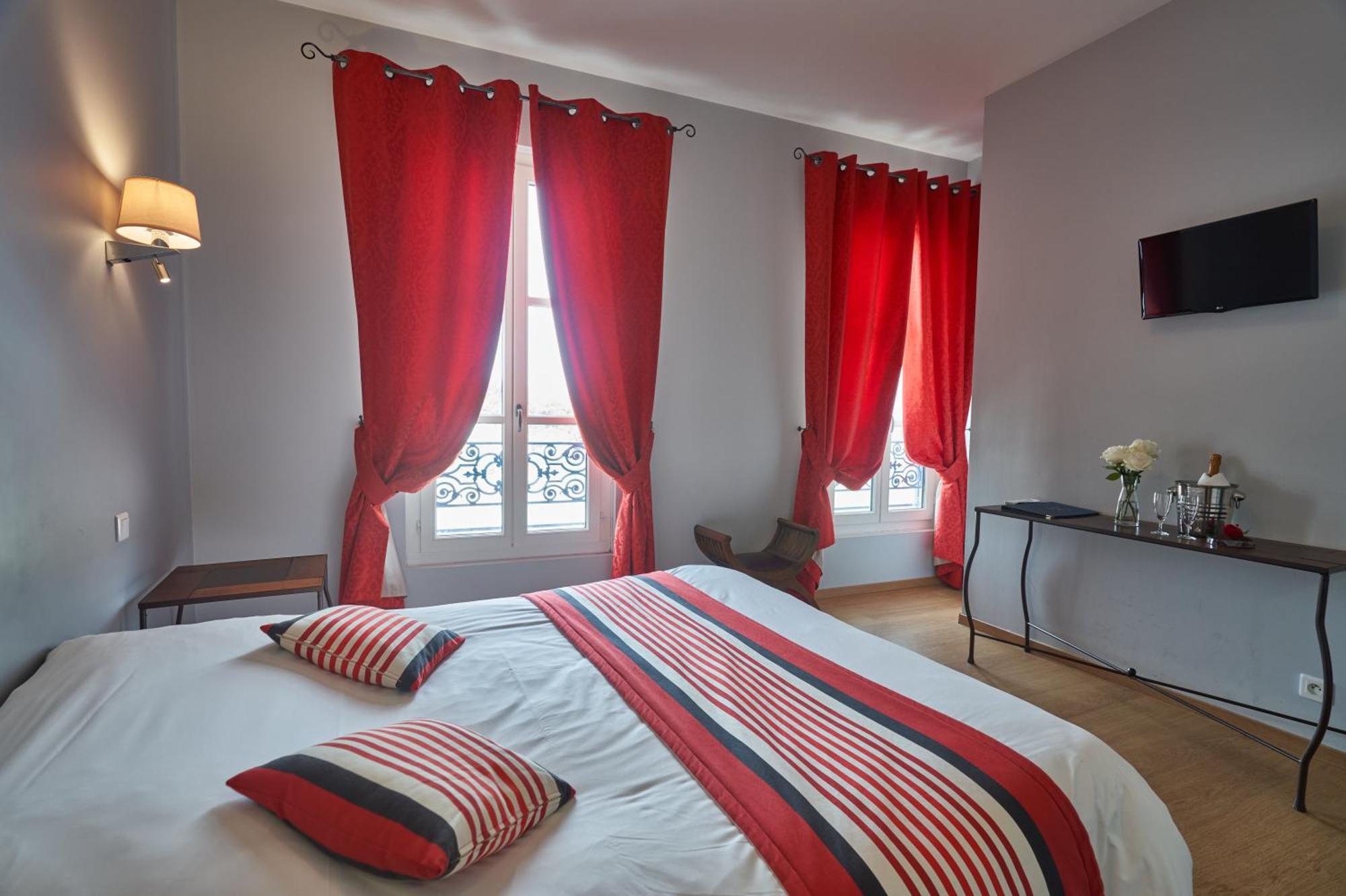 Logis Hotel De La Tour Libourne Exterior photo