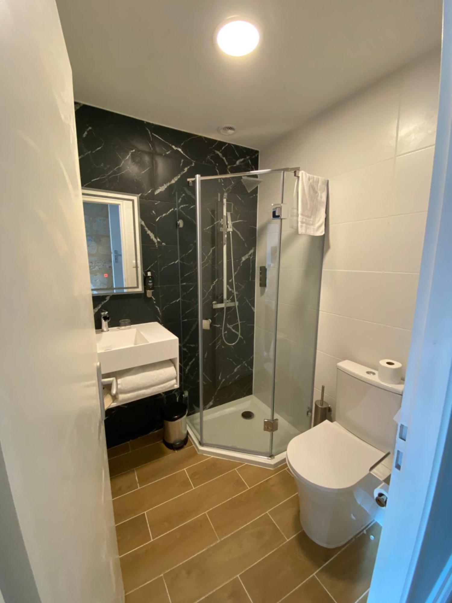 Logis Hotel De La Tour Libourne Exterior photo