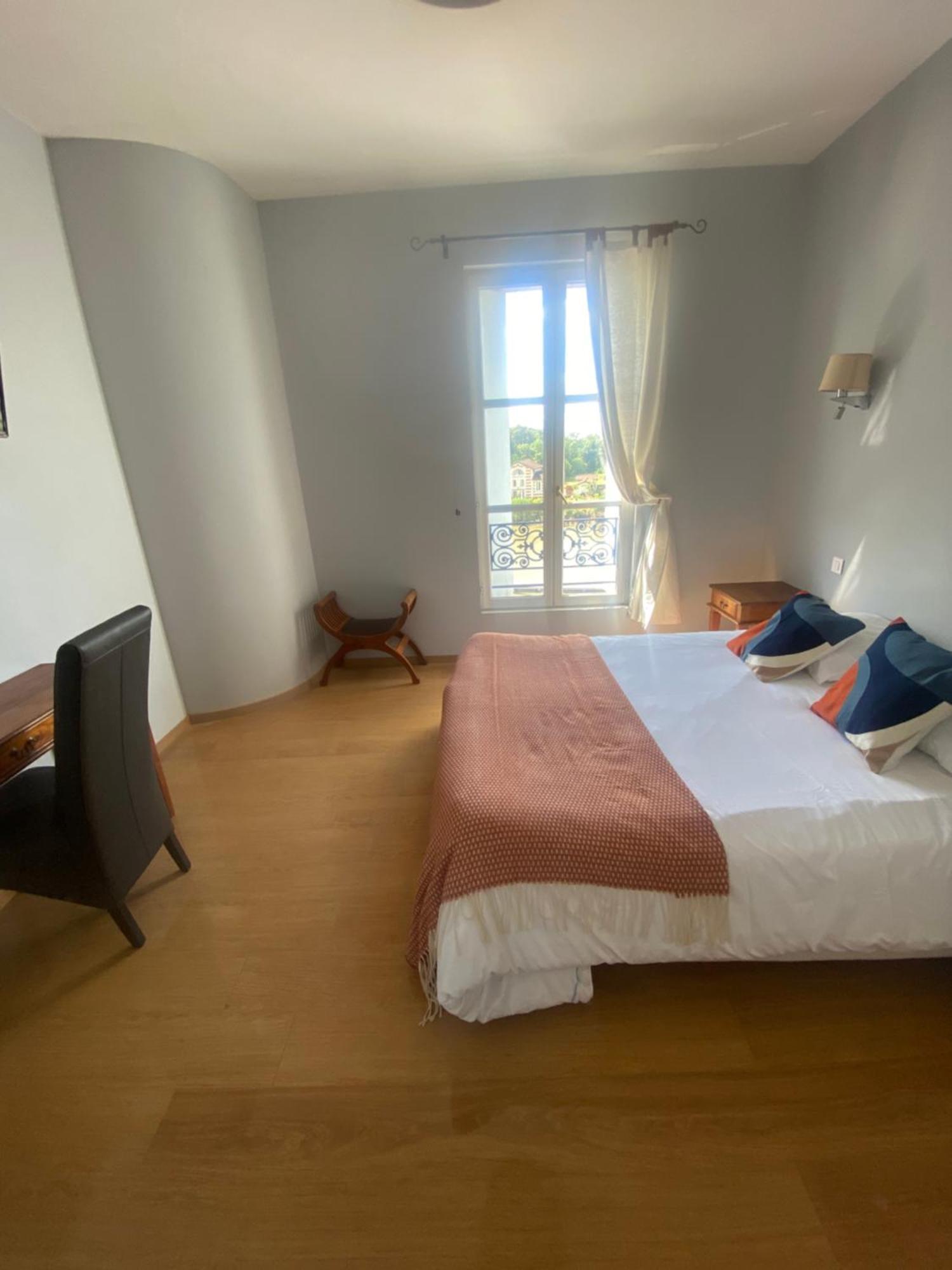Logis Hotel De La Tour Libourne Exterior photo