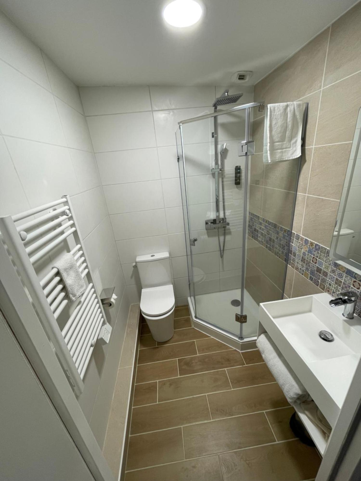 Logis Hotel De La Tour Libourne Exterior photo